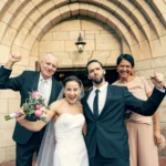 Tendances Mariage 2025 : Opportunités en Or pour les Pros du Secteur ! 7 famille de la mariée avec marié